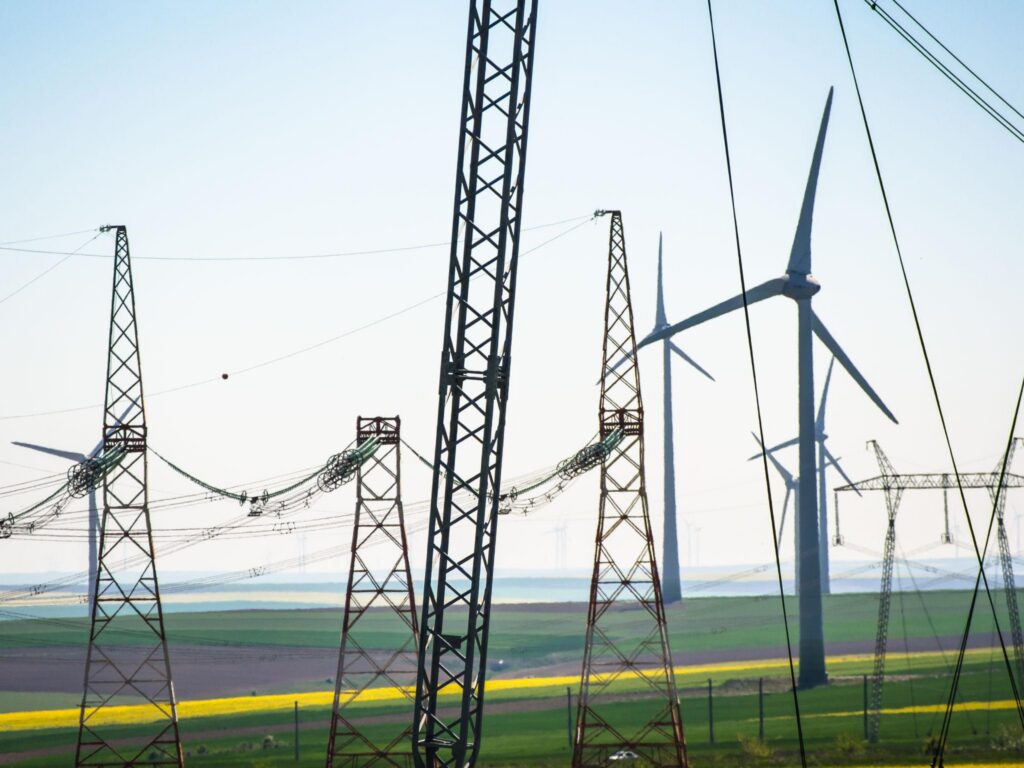 România plătește costul dependenței energetice. Prețul electricității s-a triplat, iar tranziția verde reduce unele riscuri, dar creează altele
