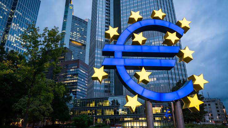 Zona euro a crescut cu 0,4% în trimestrul al doilea, peste estimări, iar rezultatul poate încuraja BCE să majoreze dobânzile. Sursa foto: Facebook