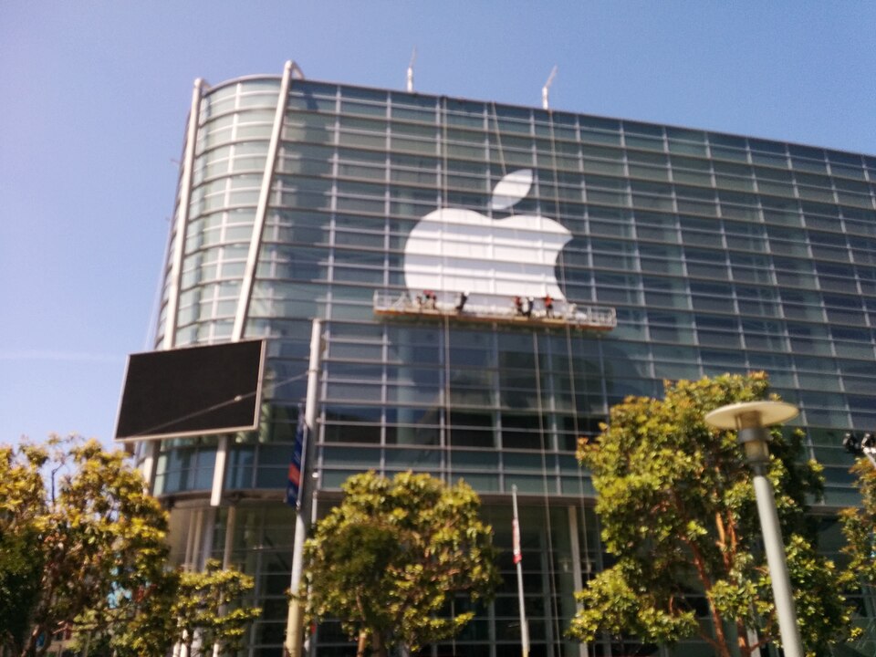 Apple dă în judecată OpenAI. Compania reclamă folosirea unor date interne pentru produse AI