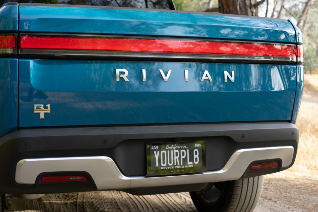 Rivian vinde acțiuni pentru a-și finanța dezvoltarea. Cotația companiei americane de mașini electrice a scăzut cu peste 10% 