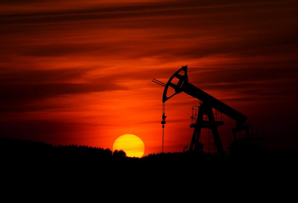 Petrolul se îndreaptă spre un câștig săptămânal de 6%. Ormuz ține piața între frica de război și speranța diplomației