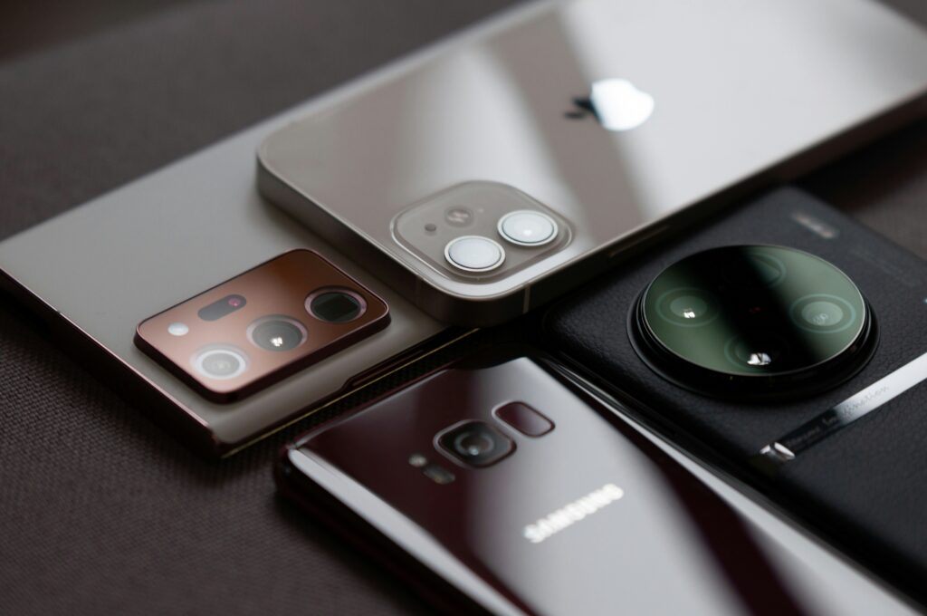 Livrările globale de smartphone-uri au coborât la minimul ultimilor 13 ani. Criza cipurilor de memorie influențează prețurile